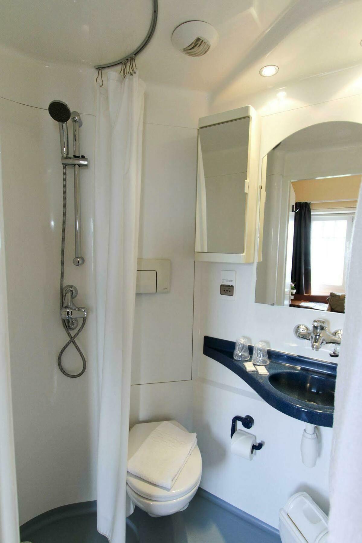 Centre Jean Bosco Ξενοδοχείο Λυών Εξωτερικό φωτογραφία The shower in a First Class room